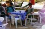 Vor 5 Jahren mit einem Freund aus NRW, in ANTALYA bei Manavgat-Wasserfall, in einer Cafee. -/- 5 sene önce, Nordrhein-Westfalenden bir arkadasla(A.) , Antalya'da MANAVGAT-SELALESI'nin yaninda bir Acikhava Cafe'sinde.